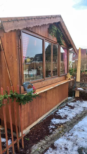 Seitenansicht mit dem Landfreude-Holzschild
