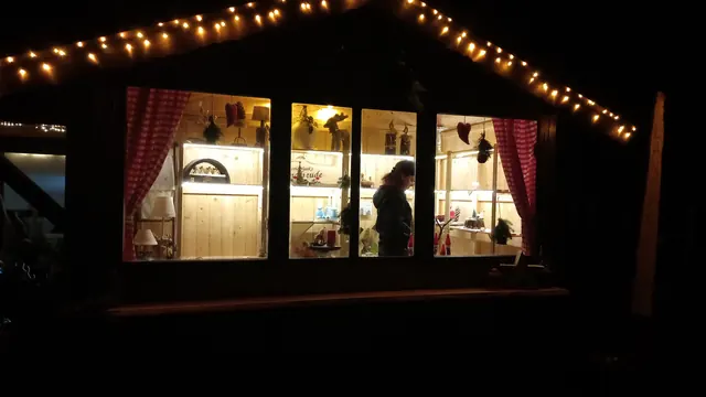 Das Häusl in der Abenddämmerung mit Lichterkette