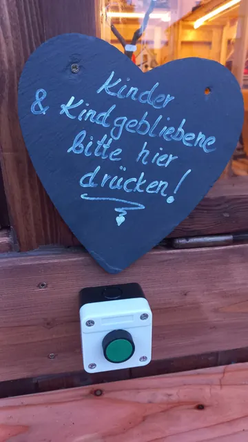 Herz-Schild: Kinder und Kindgebliebene bitte hier drücken