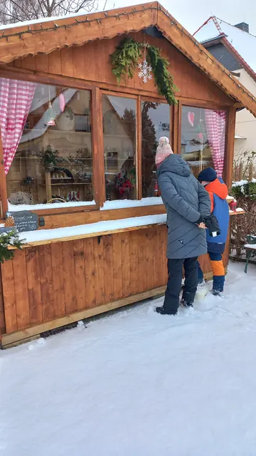 Kinder besuchen das Häusl im Schnee