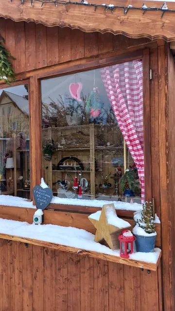 Weihnachtsschmuck im Schaufenster
