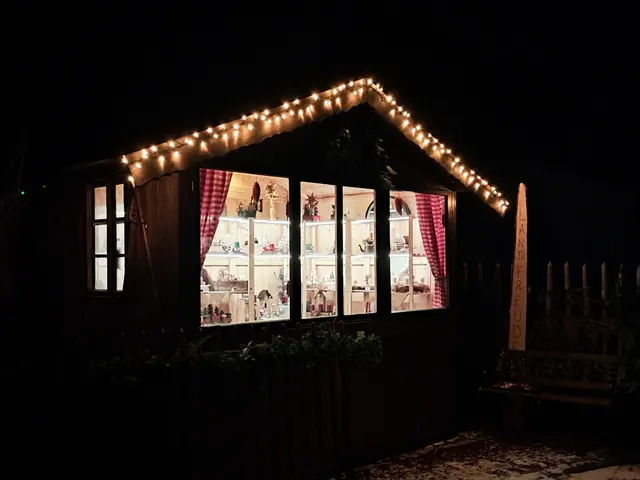 Häusl beleuchtet in der Dämmerung