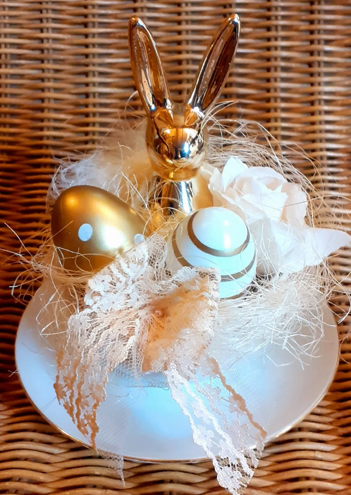 Goldiger Hase mit goldigem Ei