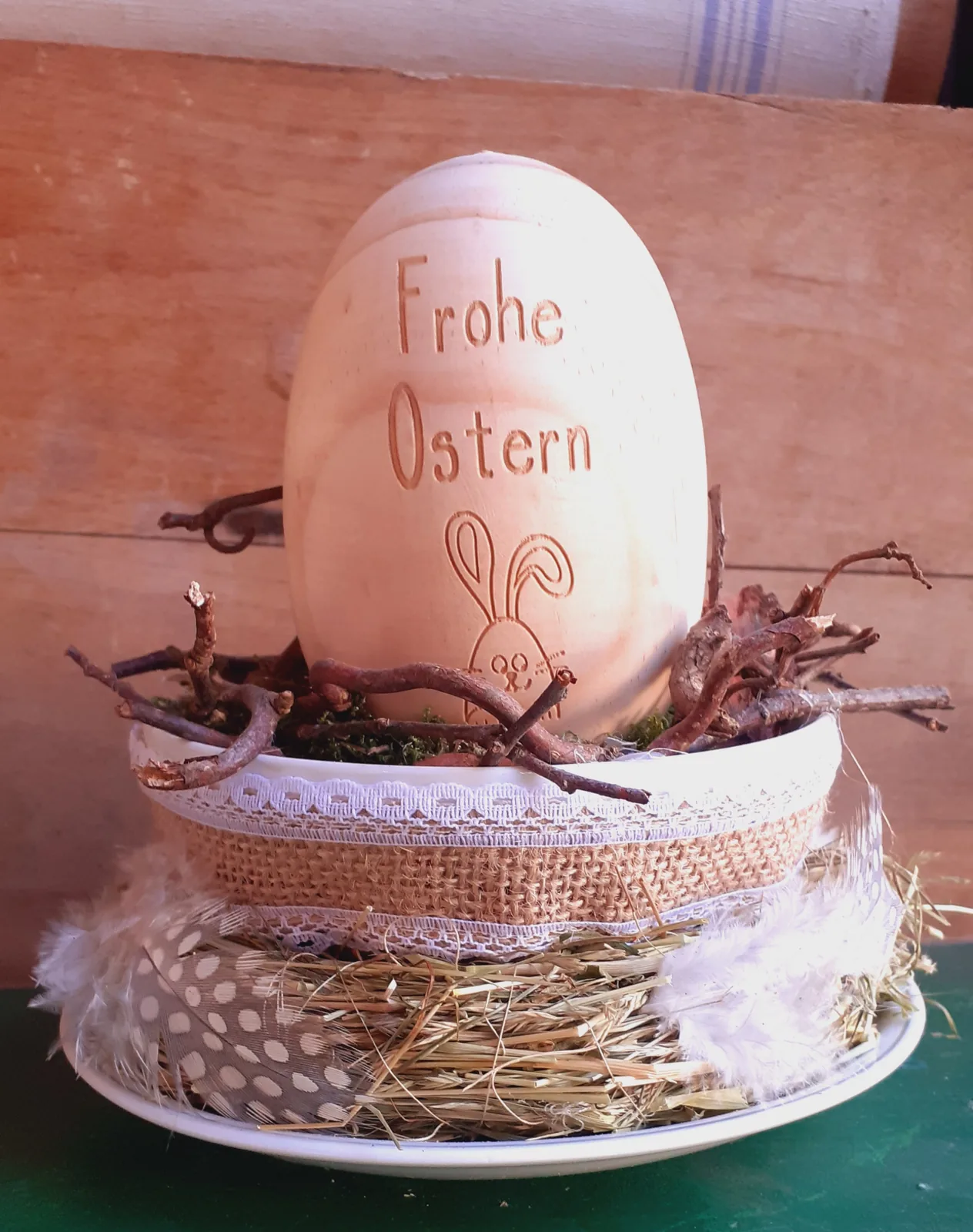 Großes Ei aus Holz, ist Häschen's ganzer Stolz.