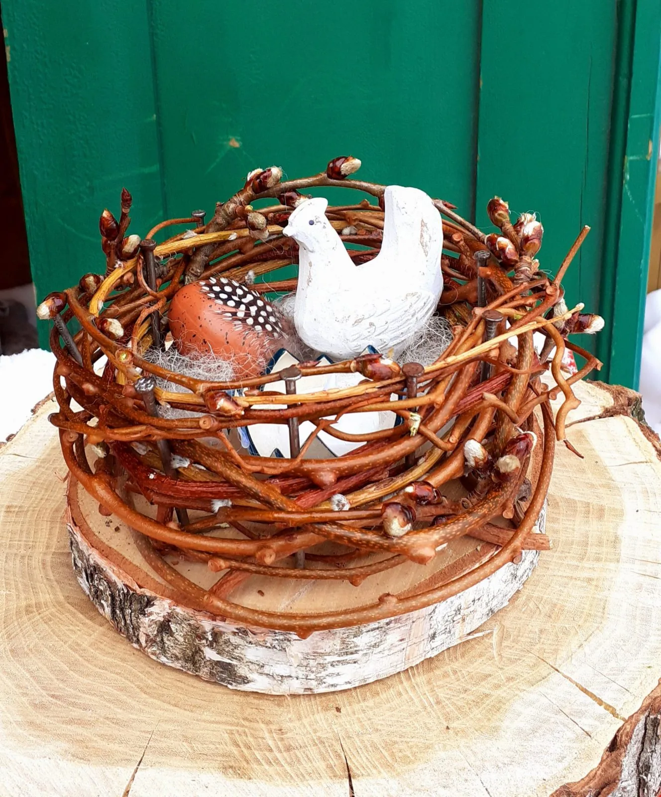 Huhn im neuen Nest