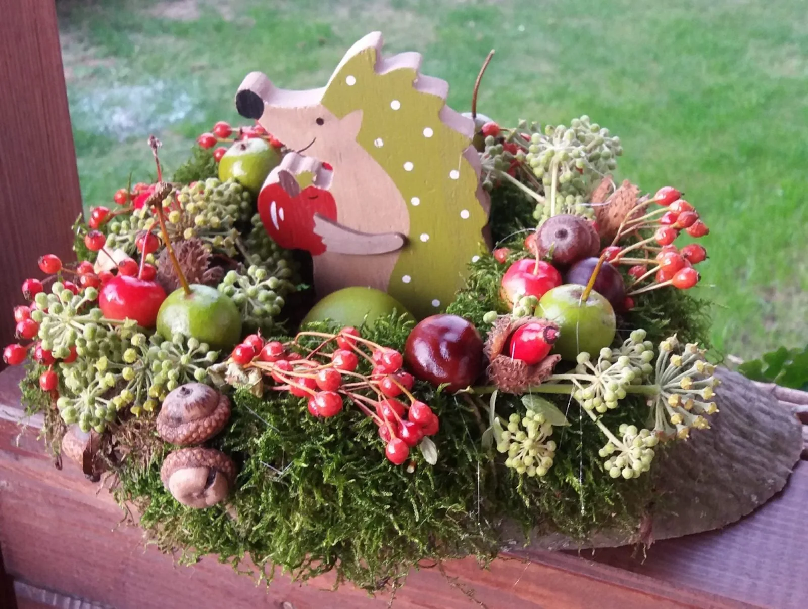 Igel hortet Früchte im Nest