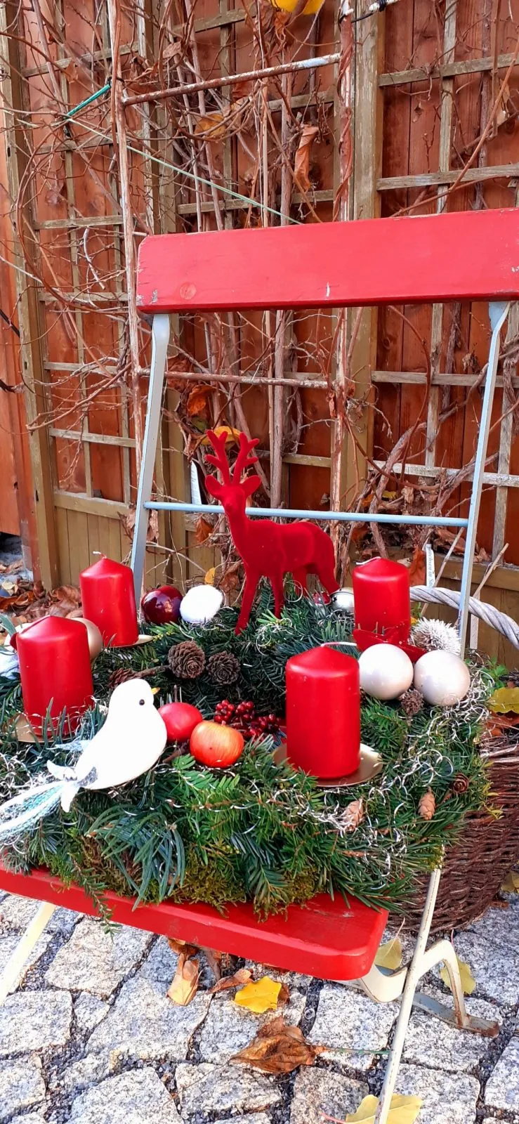 Rothirsch auf weihnachtlicher Lichtung