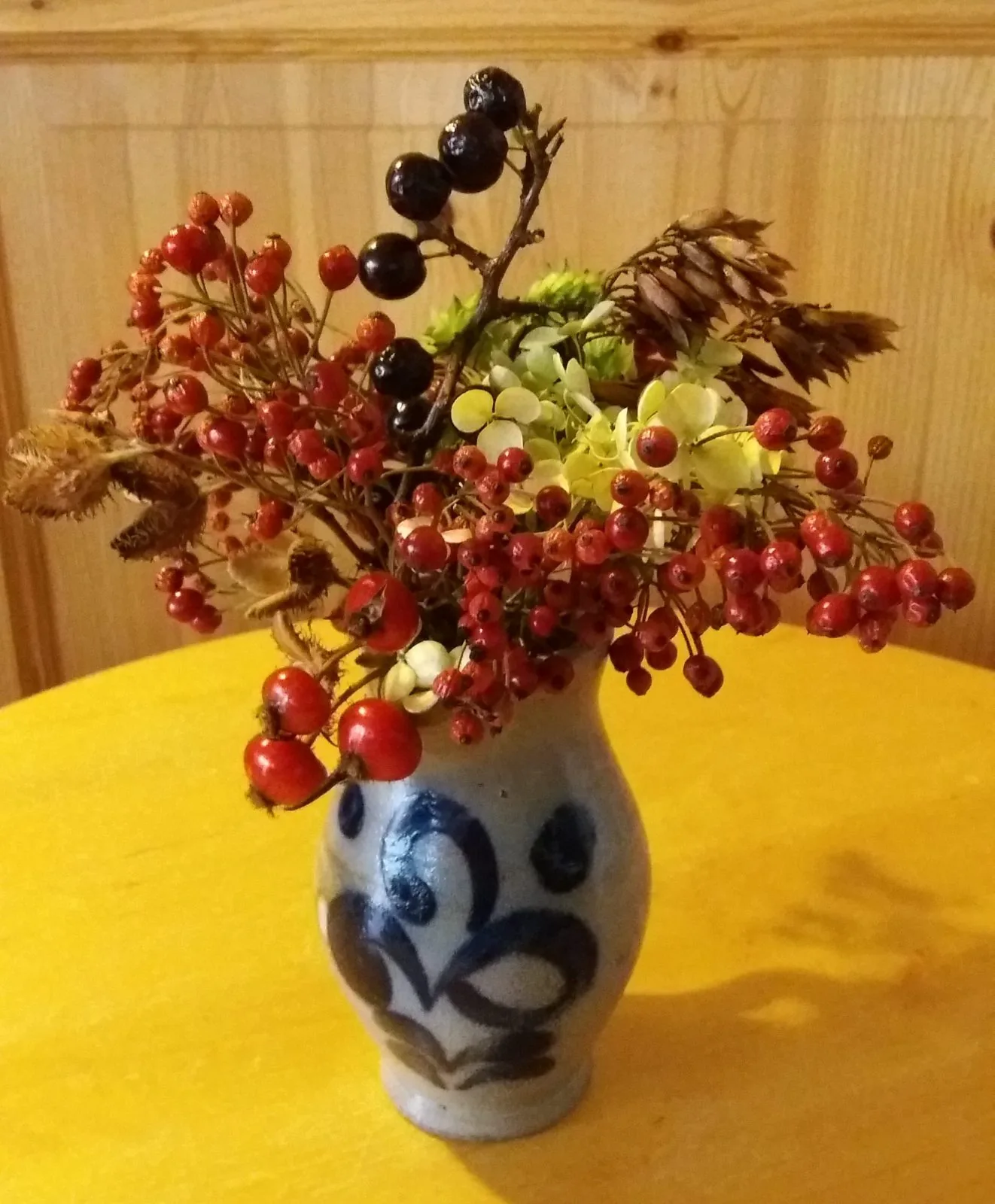 Schlehen-Ast im Krug