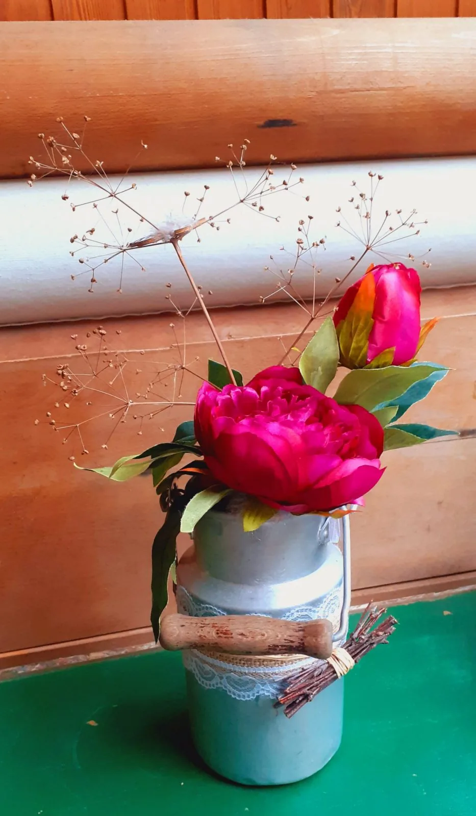 Zartes Gras überdacht die Pumpelrose.